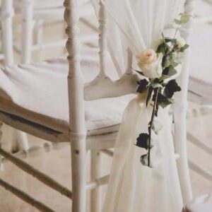 chaise napoléon blanche décorée avec tulle