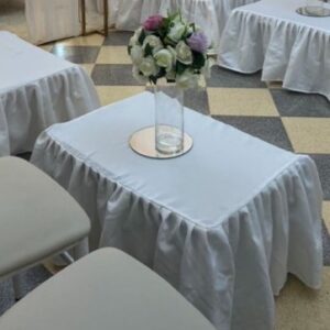 Table basse plastique avec nappe dimension 70 cm x 50 cm hauteur 35 cm